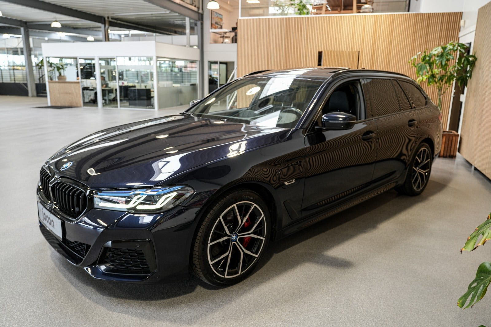 Sort BMW 530e fra 2023