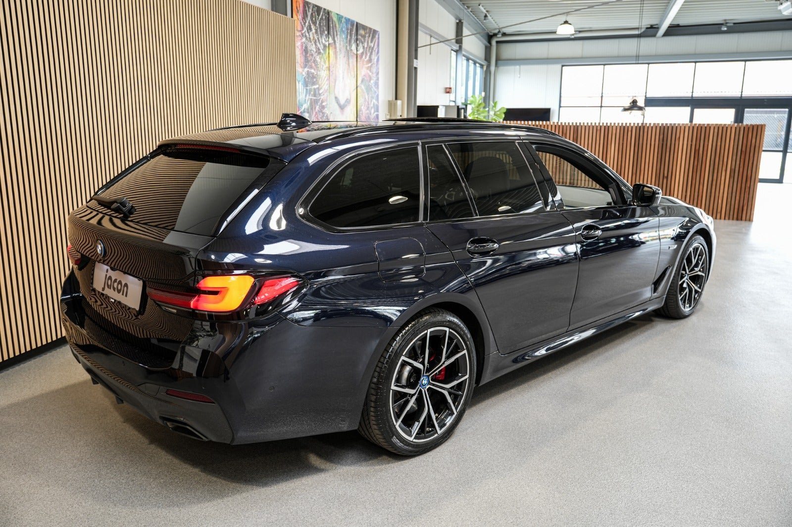 Sort BMW 530e fra 2023