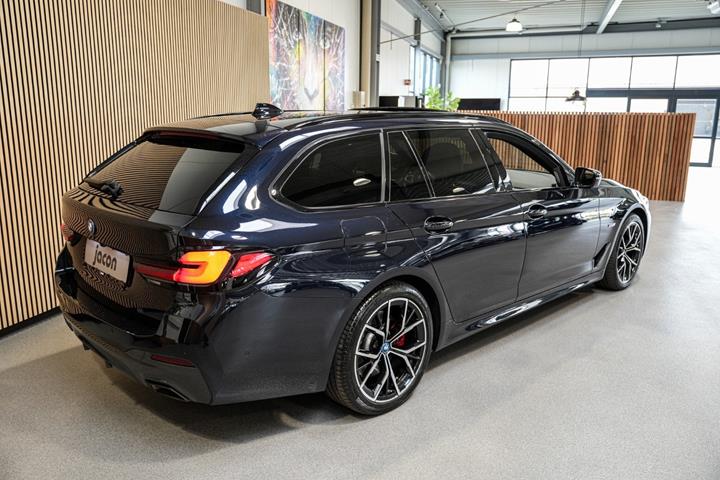 Sort BMW 530e fra 2023