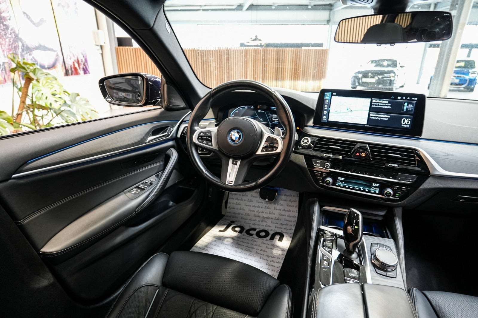 Sort BMW 530e fra 2023