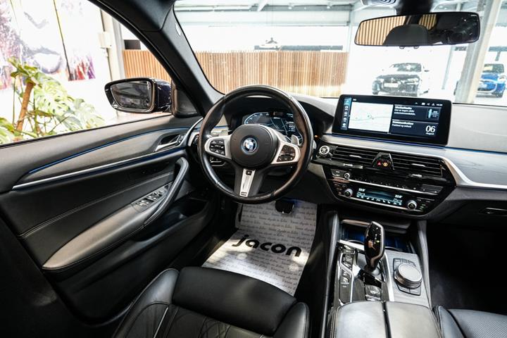 Sort BMW 530e fra 2023