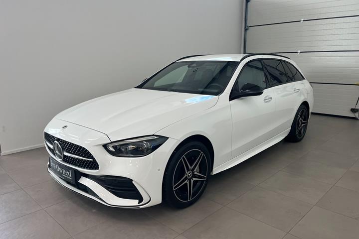 Hvid Mercedes C300 e fra 2023 set udefra