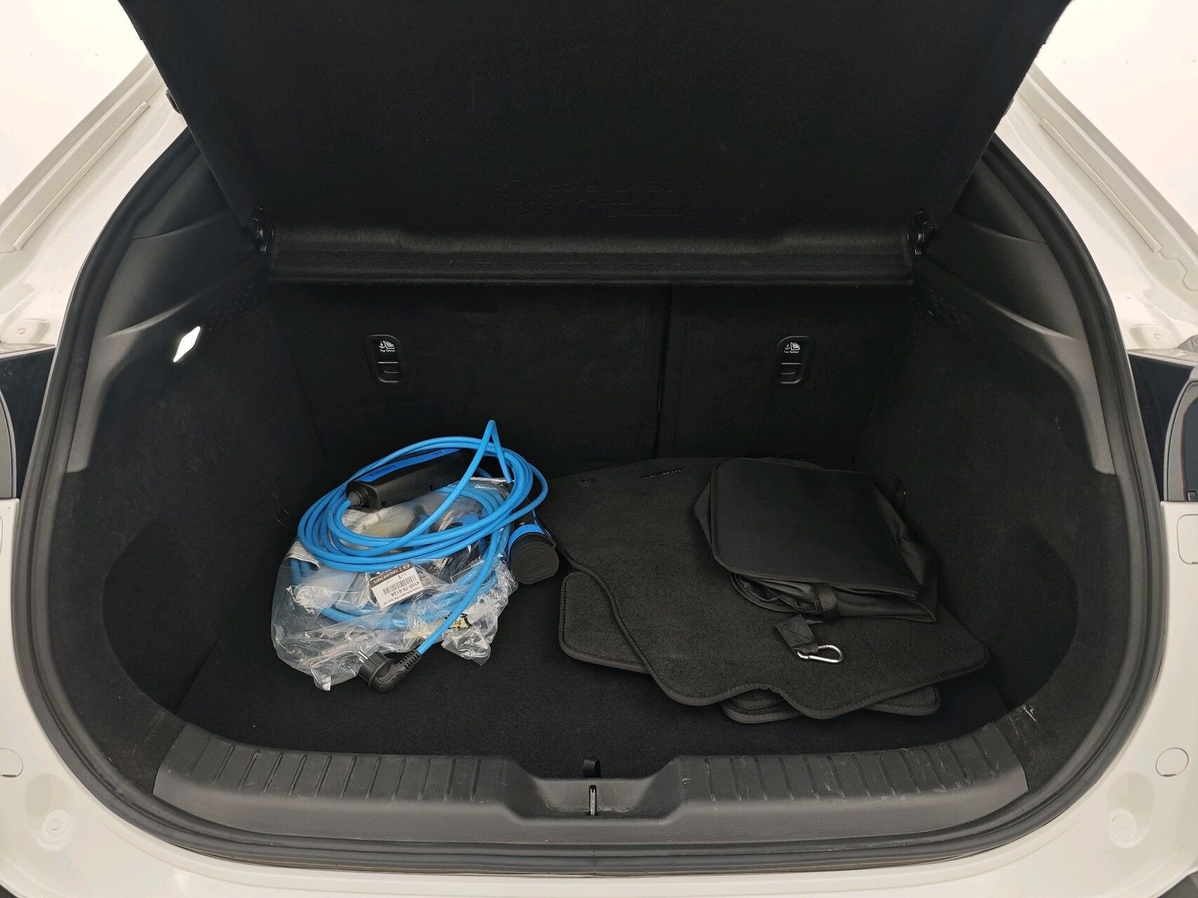 Hvid Mazda MX-30 fra 2023