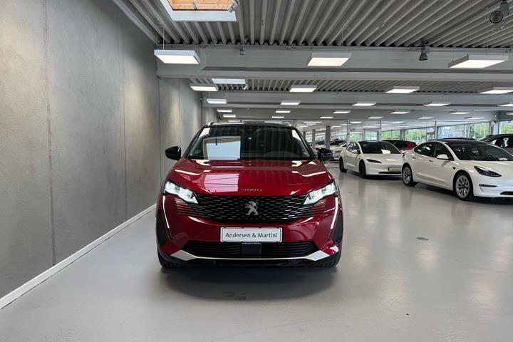 Rød Peugeot 3008 fra 2020