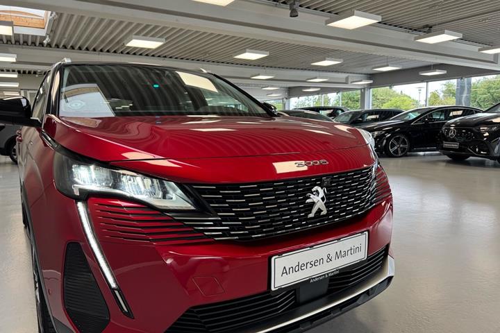 Rød Peugeot 3008 fra 2020