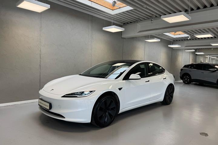Hvid Tesla Model 3 fra 2024