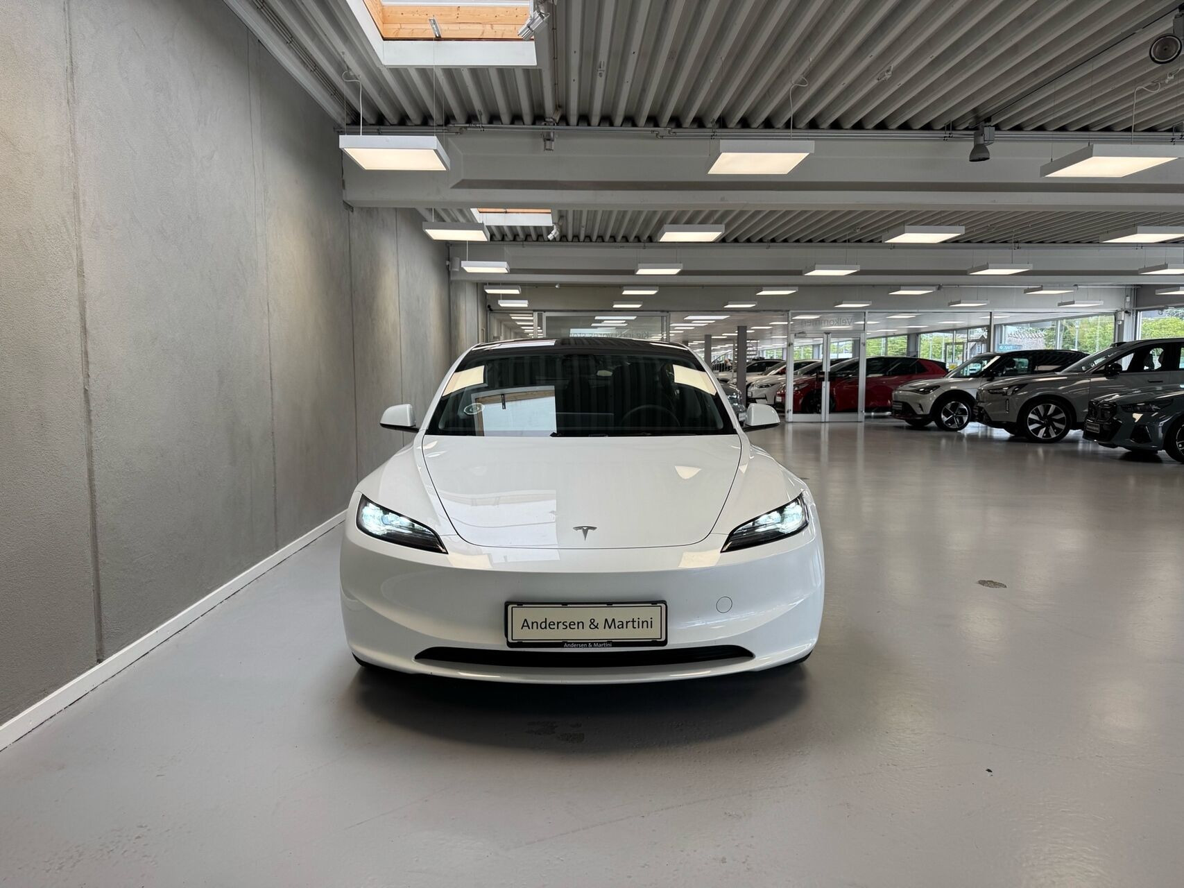 Hvid Tesla Model 3 fra 2024