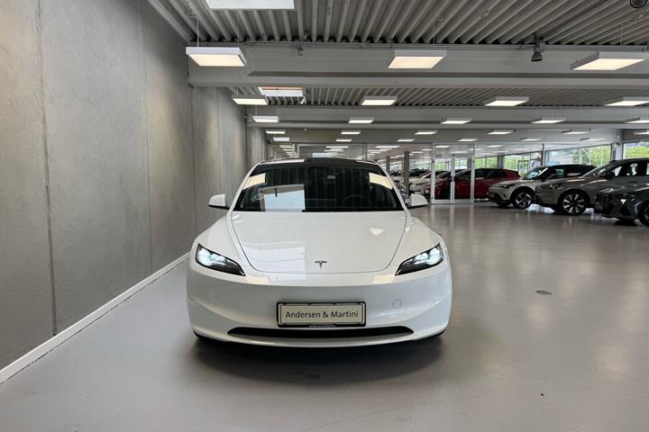 Hvid Tesla Model 3 fra 2024