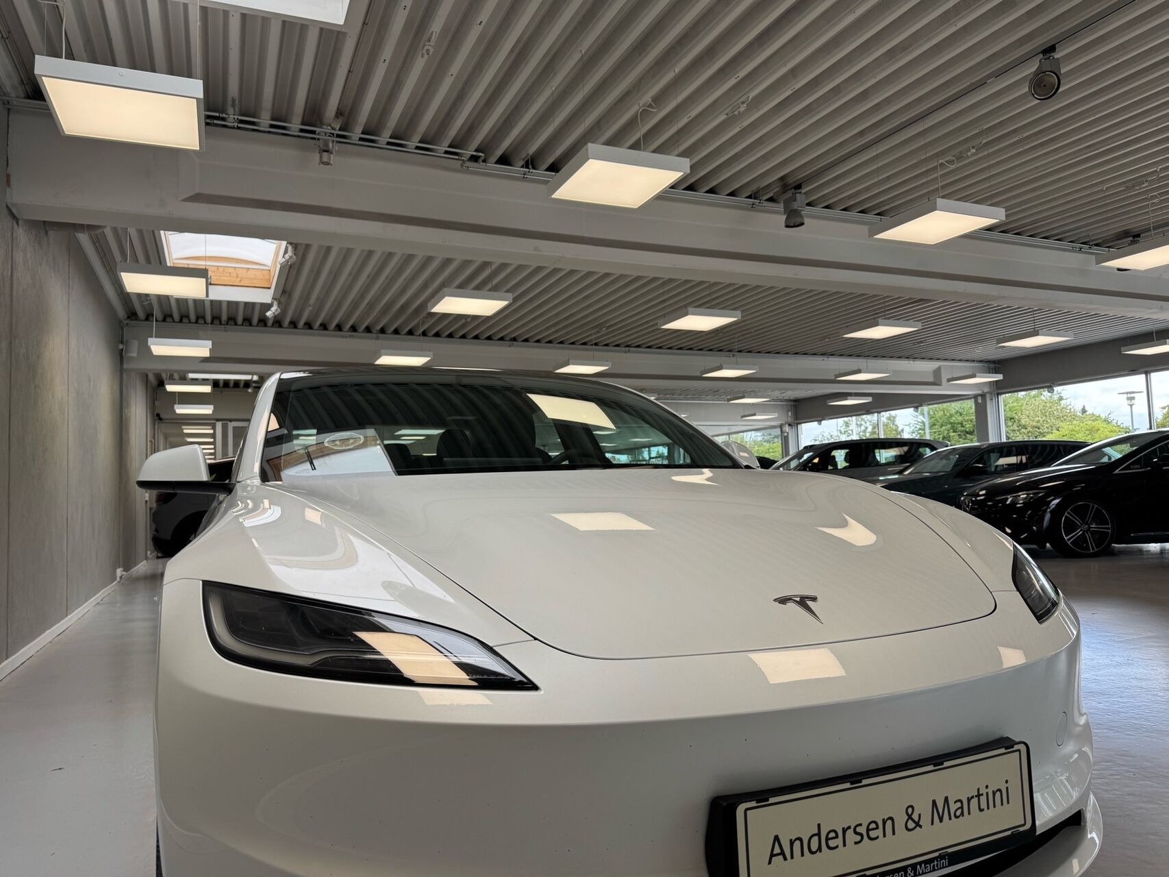 Hvid Tesla Model 3 fra 2024
