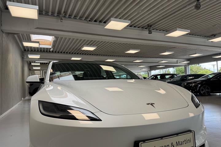 Hvid Tesla Model 3 fra 2024