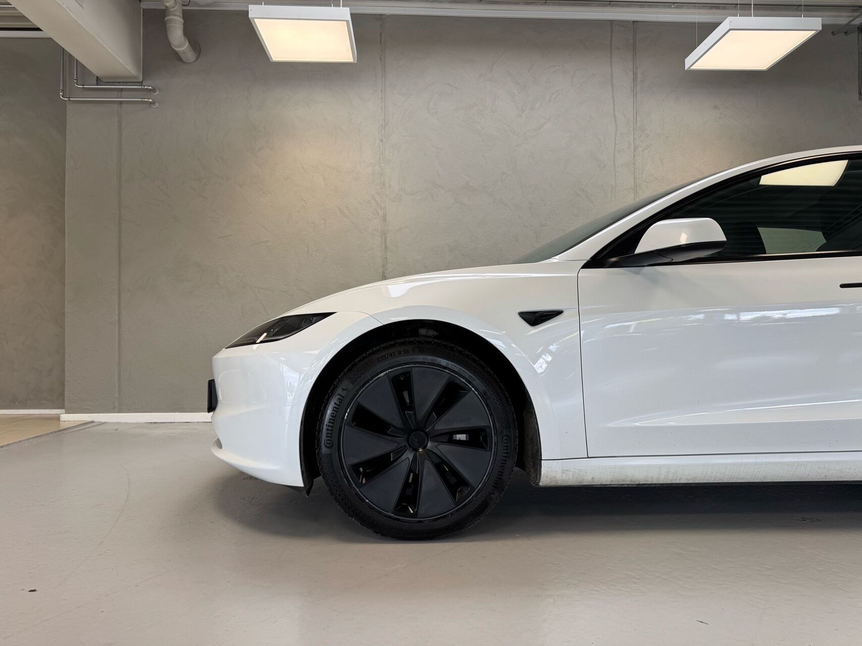 Hvid Tesla Model 3 fra 2024