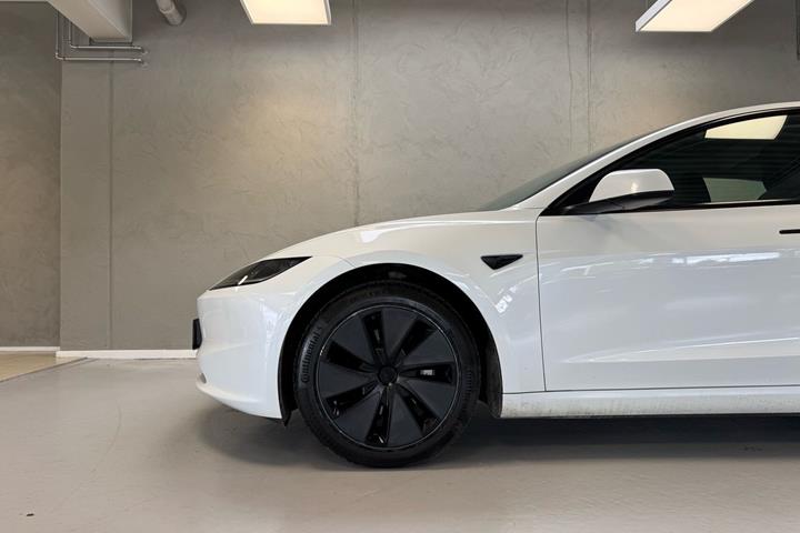Hvid Tesla Model 3 fra 2024