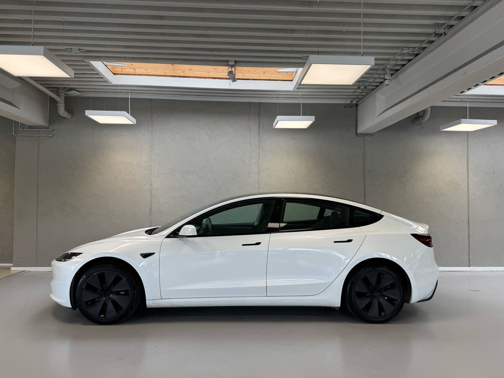 Hvid Tesla Model 3 fra 2024