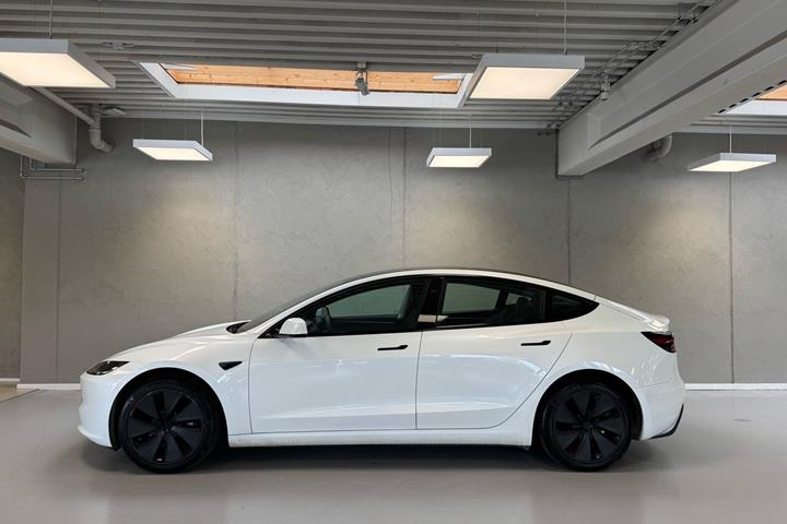 Hvid Tesla Model 3 fra 2024