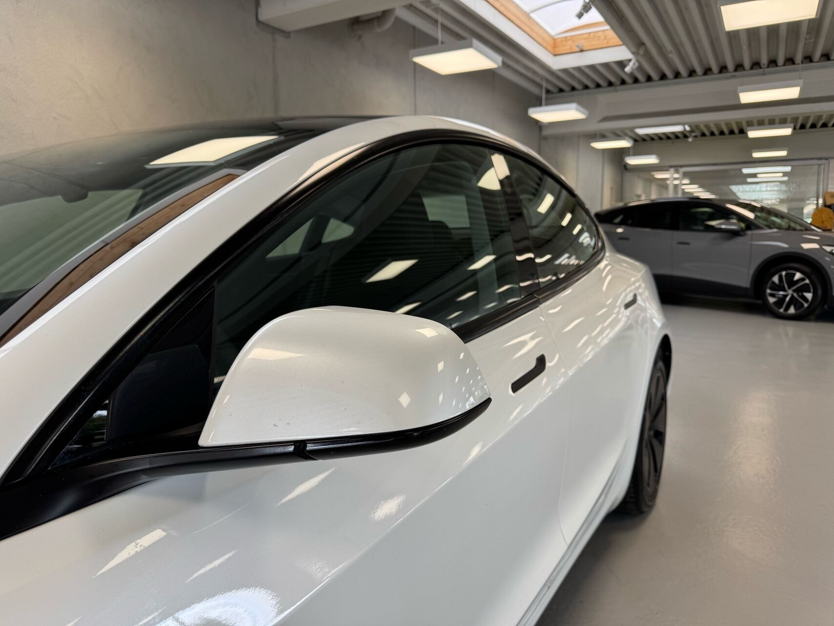 Hvid Tesla Model 3 fra 2024