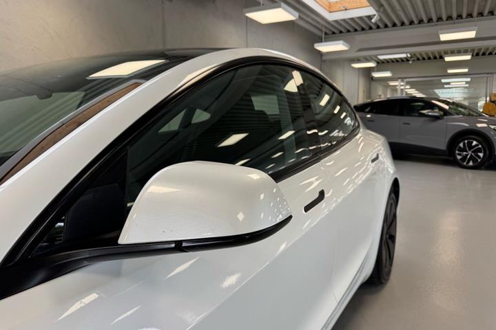 Hvid Tesla Model 3 fra 2024