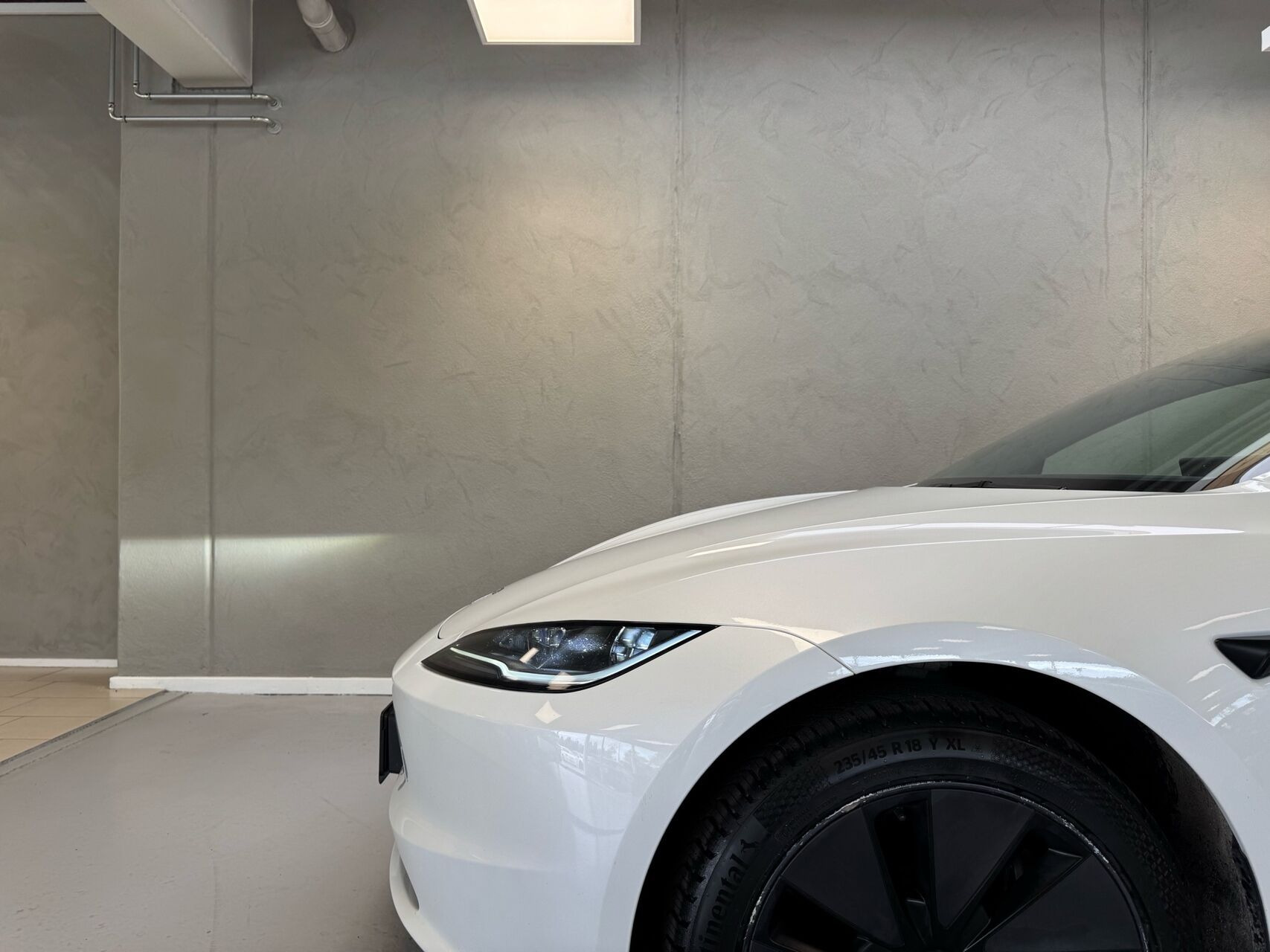 Hvid Tesla Model 3 fra 2024
