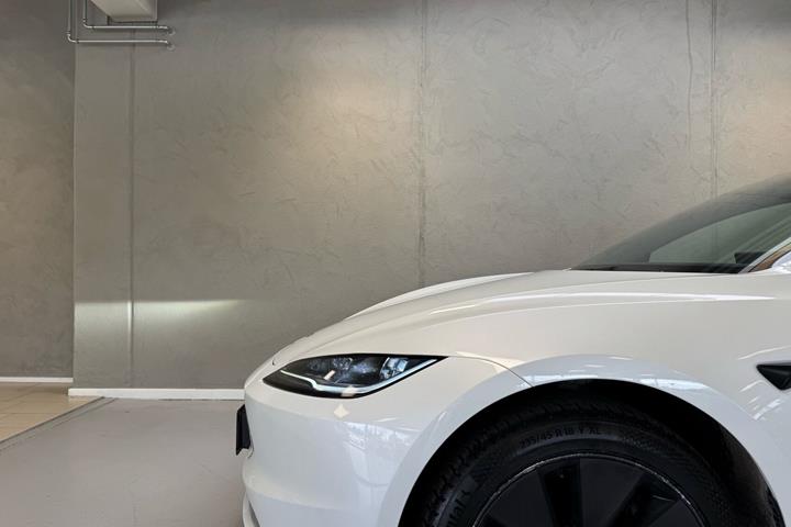 Hvid Tesla Model 3 fra 2024