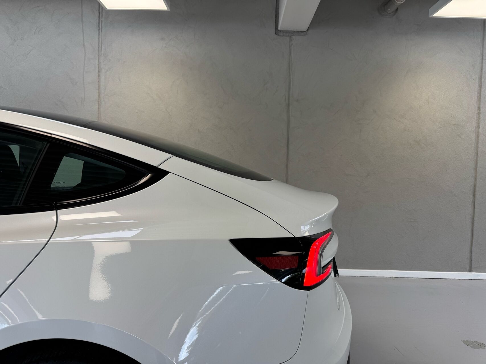 Hvid Tesla Model 3 fra 2024