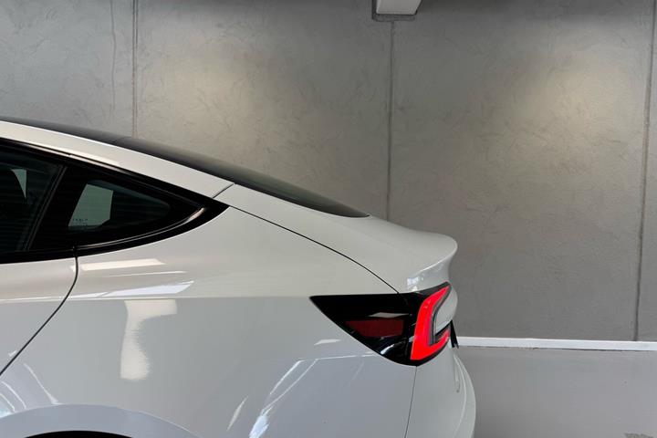 Hvid Tesla Model 3 fra 2024