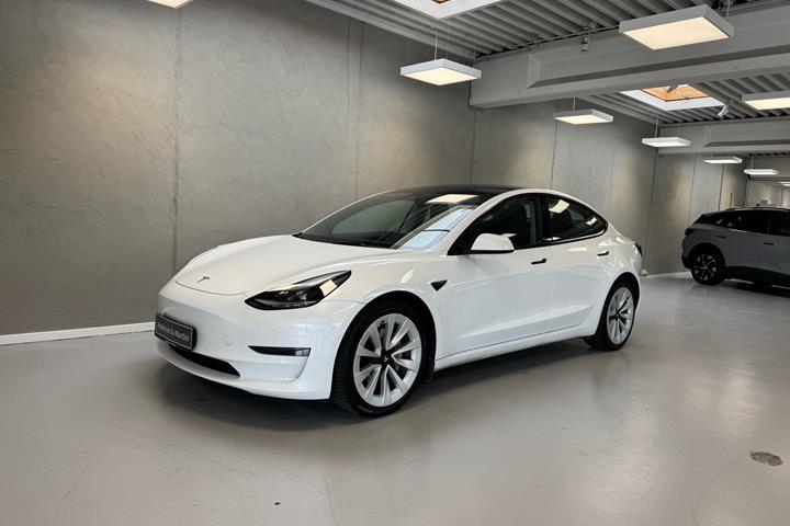 Hvid Tesla Model 3 fra 2022