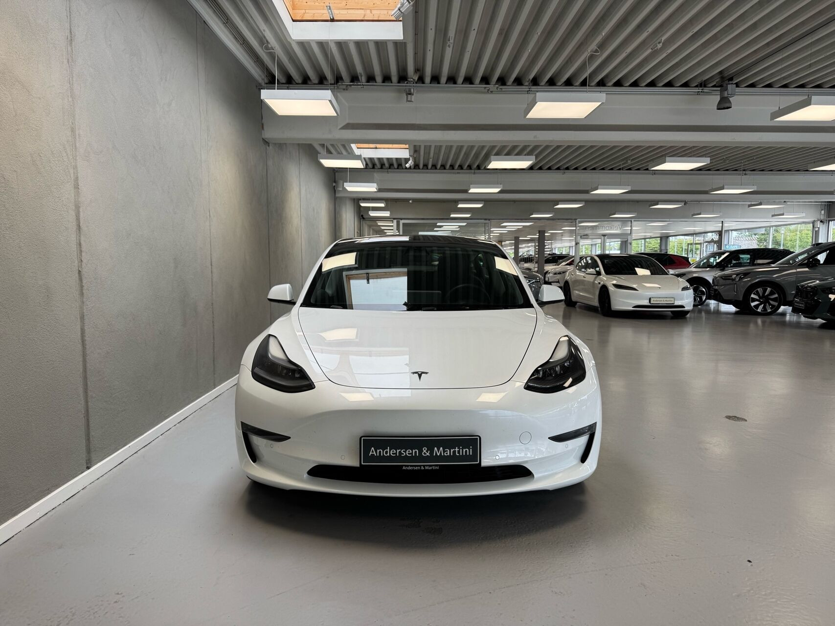Hvid Tesla Model 3 fra 2022