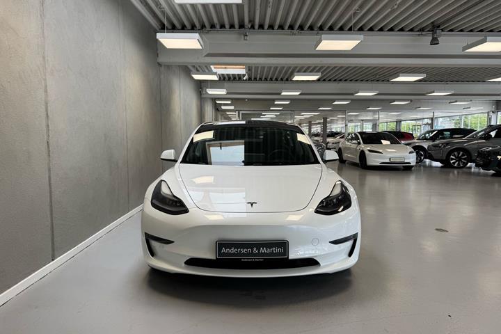 Hvid Tesla Model 3 fra 2022