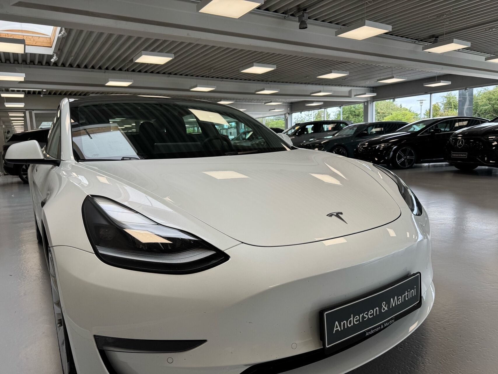 Hvid Tesla Model 3 fra 2022