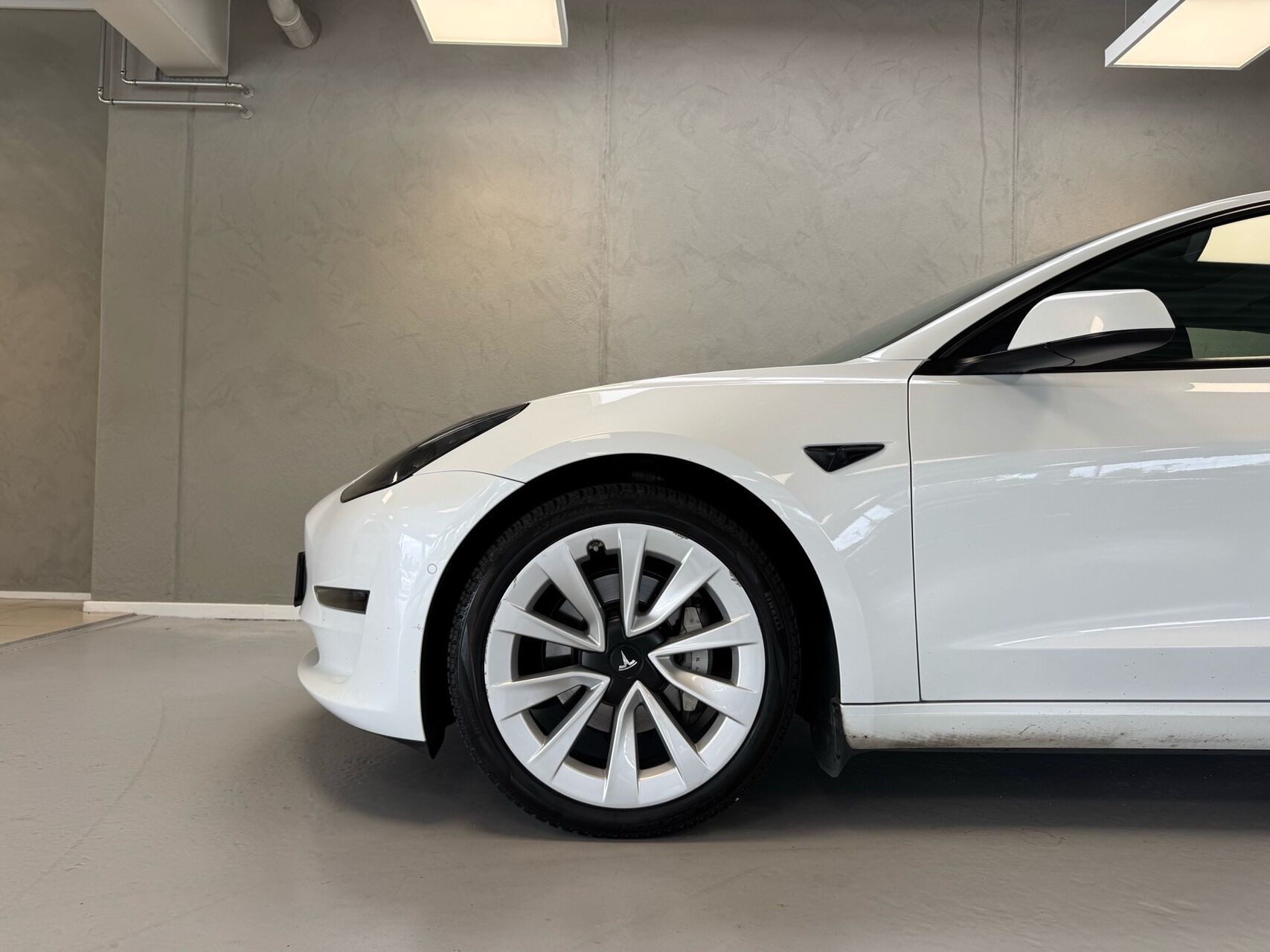 Hvid Tesla Model 3 fra 2022