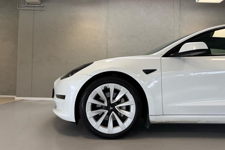 Hvid Tesla Model 3 fra 2022