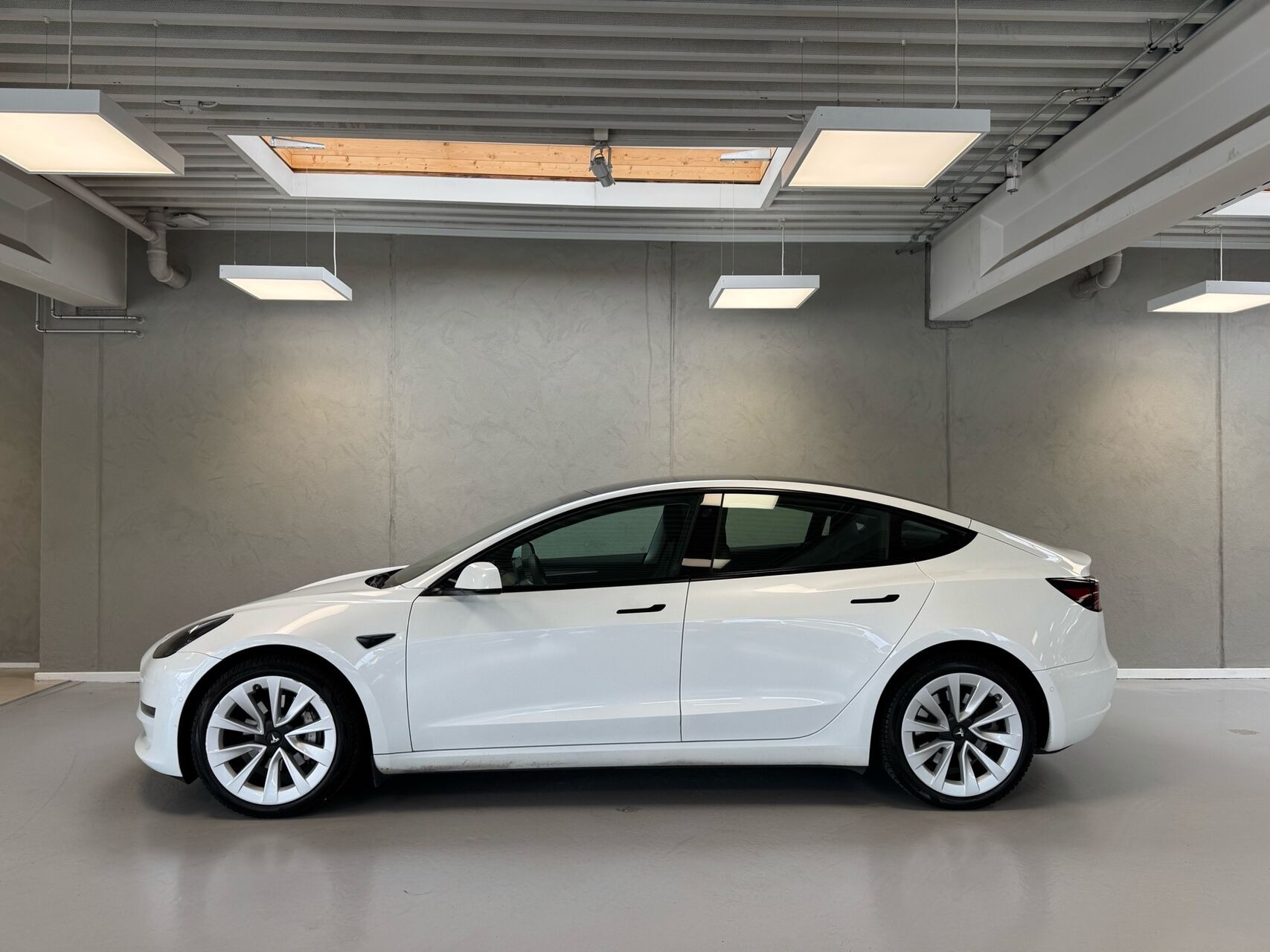 Hvid Tesla Model 3 fra 2022