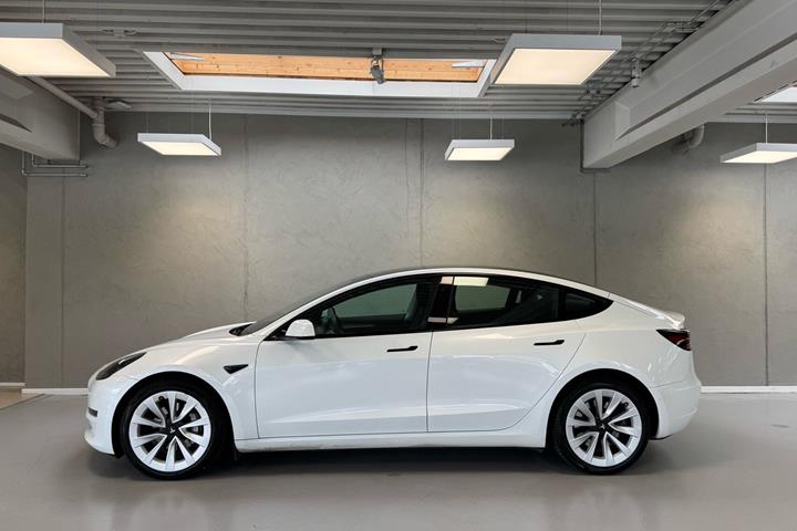 Hvid Tesla Model 3 fra 2022
