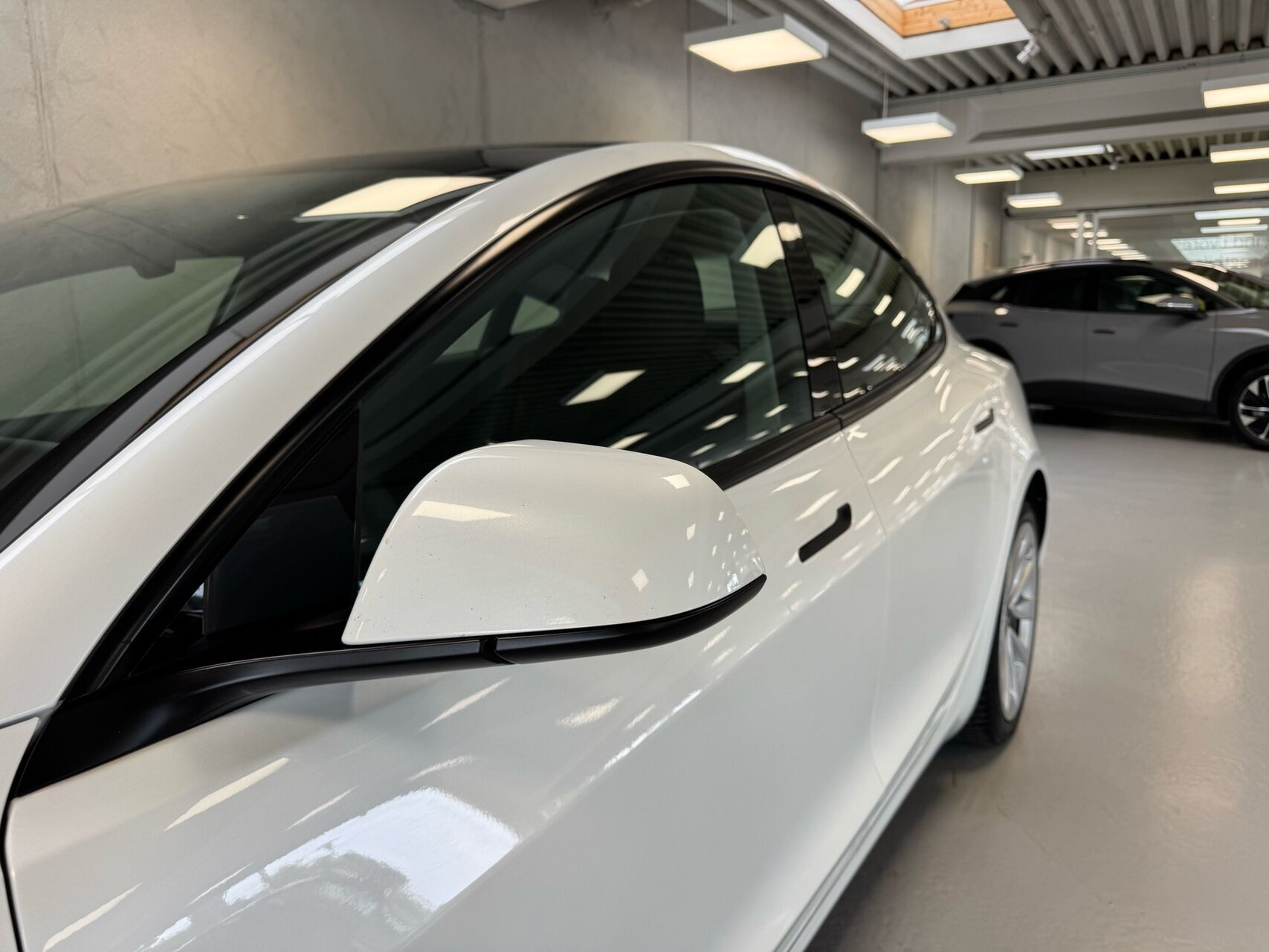 Hvid Tesla Model 3 fra 2022