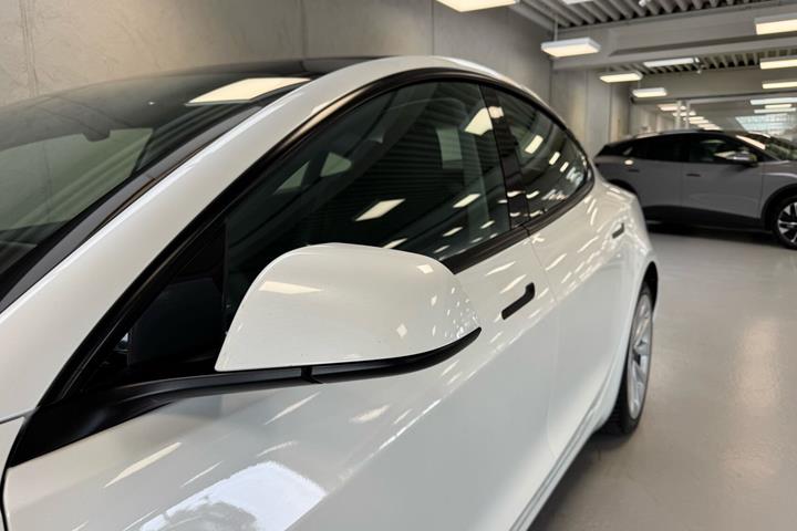 Hvid Tesla Model 3 fra 2022