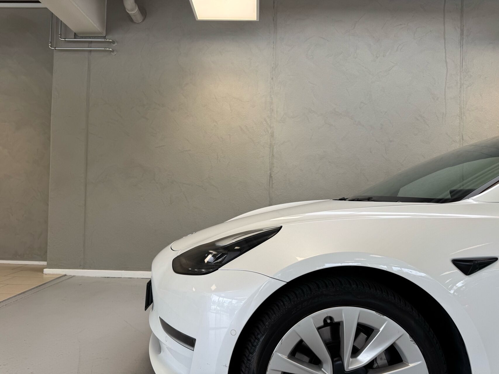 Hvid Tesla Model 3 fra 2022
