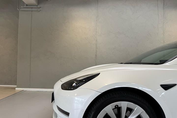 Hvid Tesla Model 3 fra 2022