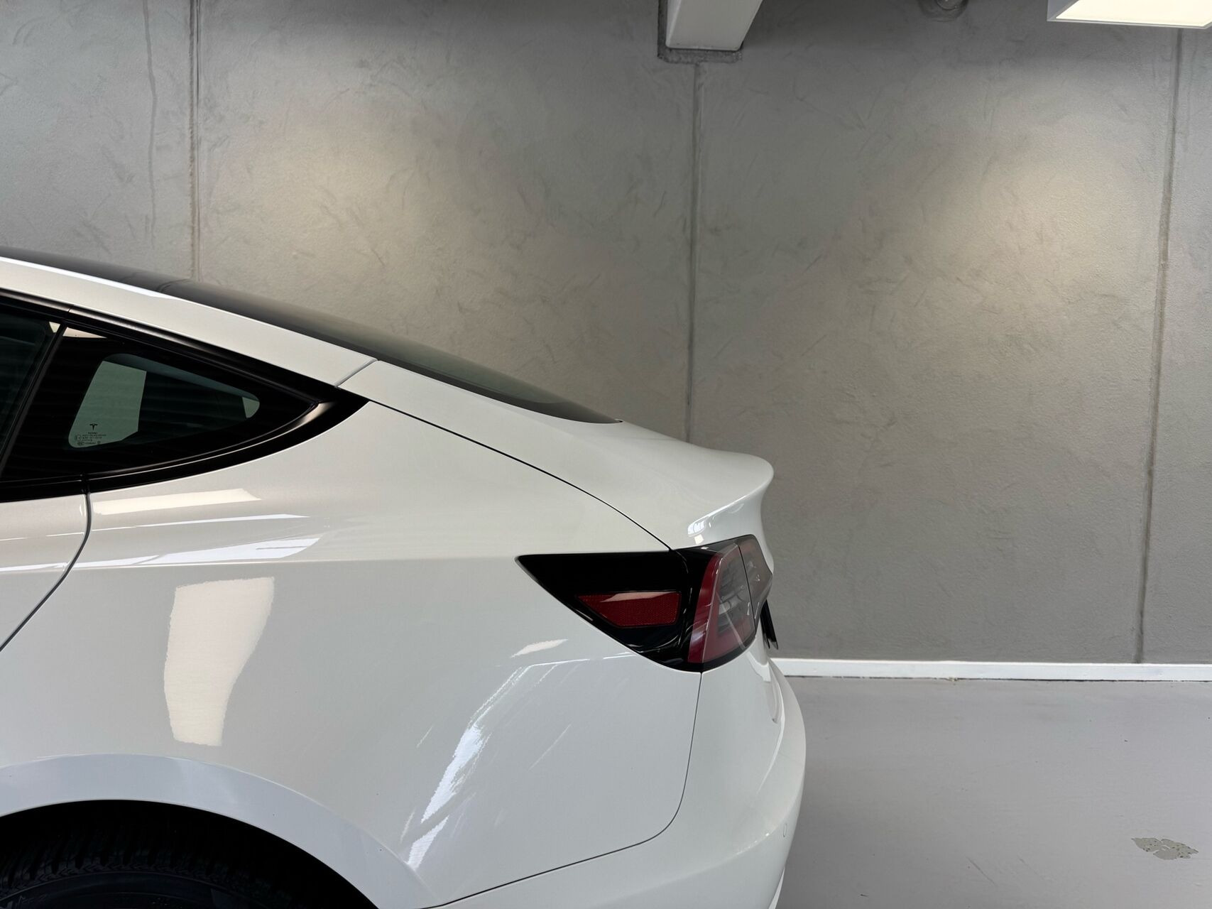 Hvid Tesla Model 3 fra 2022