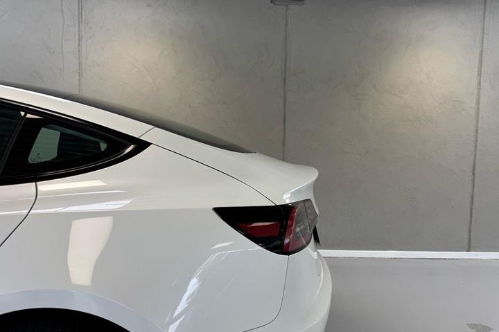 Hvid Tesla Model 3 fra 2022