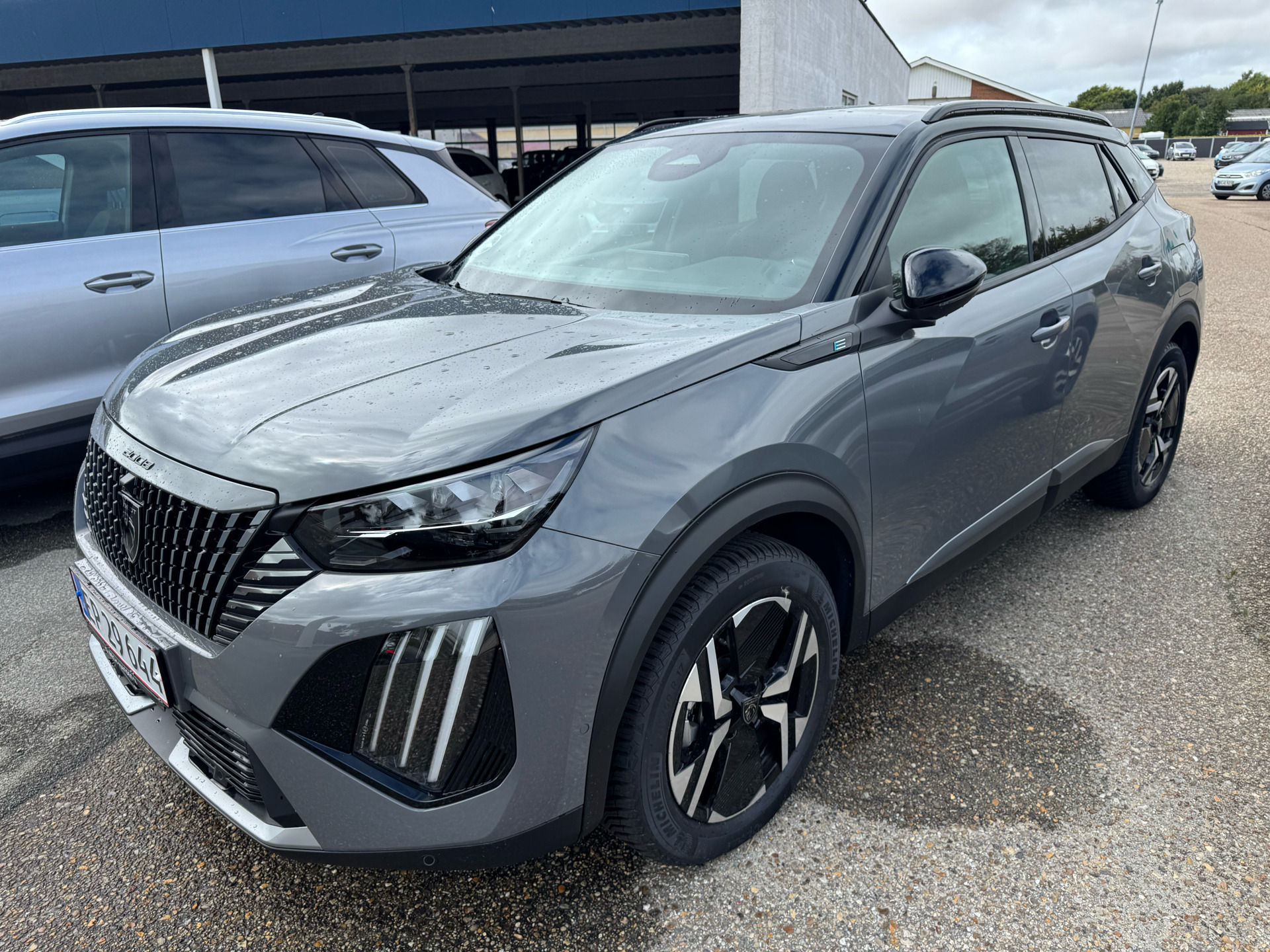 Grå Peugeot e-2008 fra 2026