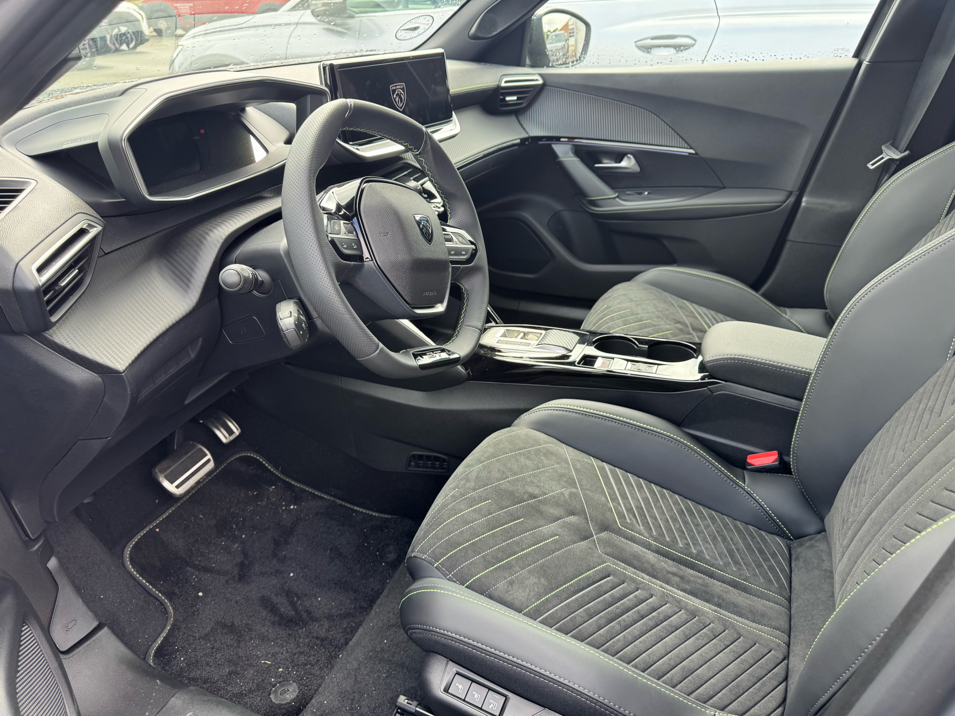 Grå Peugeot e-2008 fra 2026