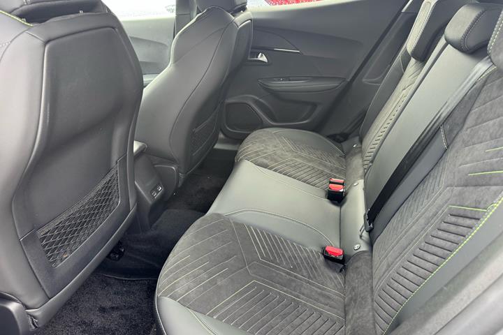 Grå Peugeot e-2008 fra 2026