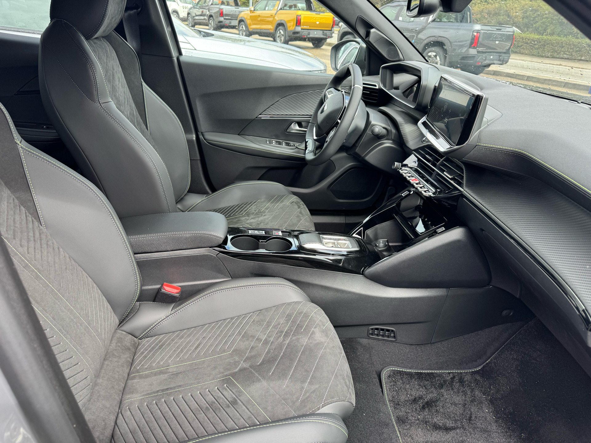 Grå Peugeot e-2008 fra 2026