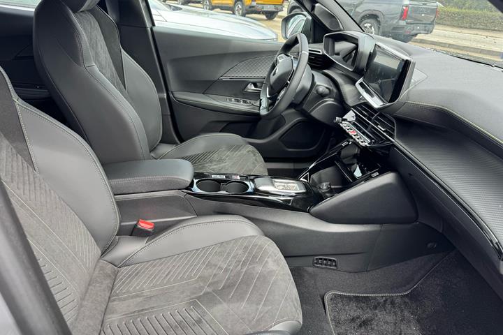 Grå Peugeot e-2008 fra 2026