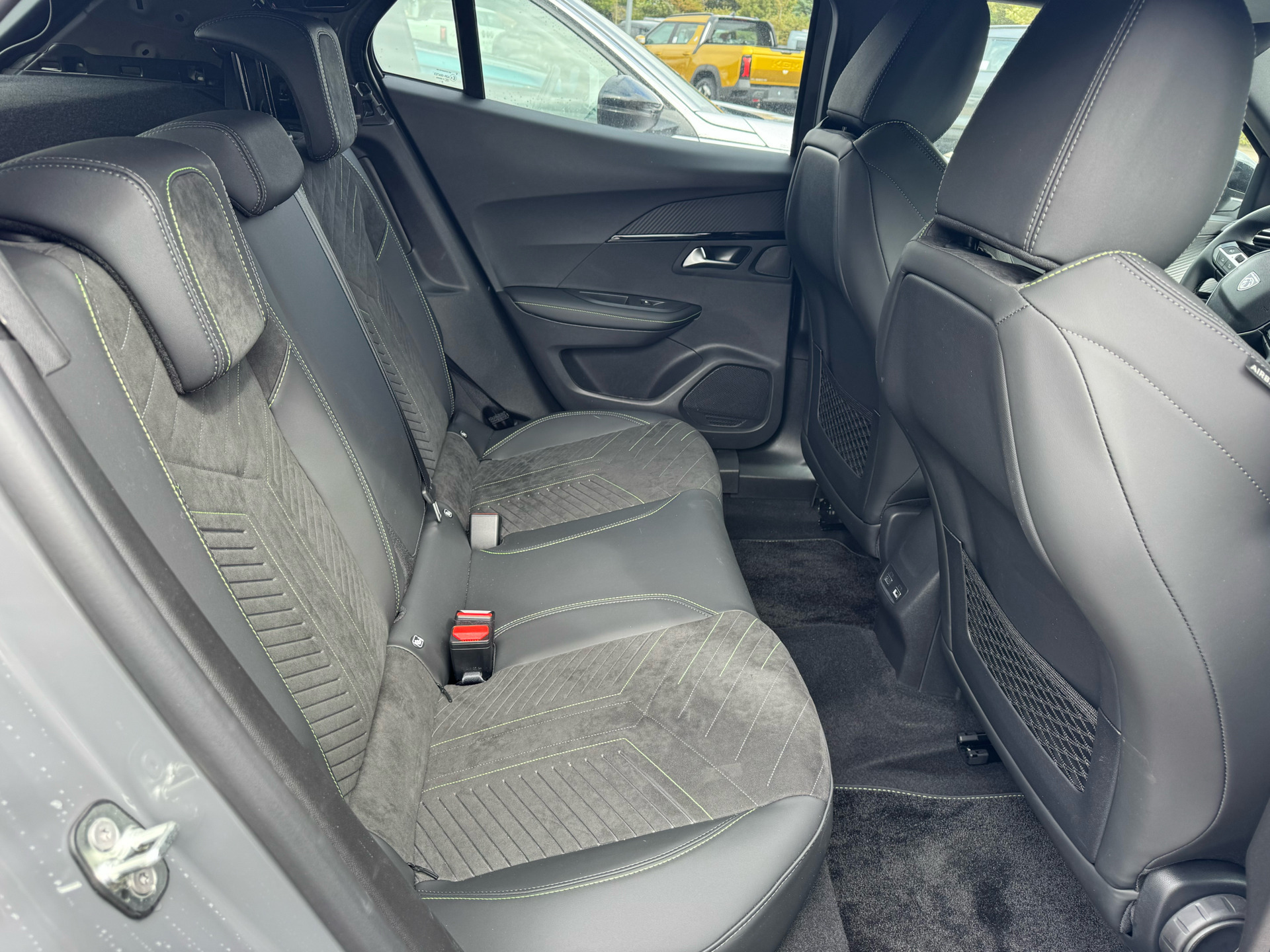 Grå Peugeot e-2008 fra 2026