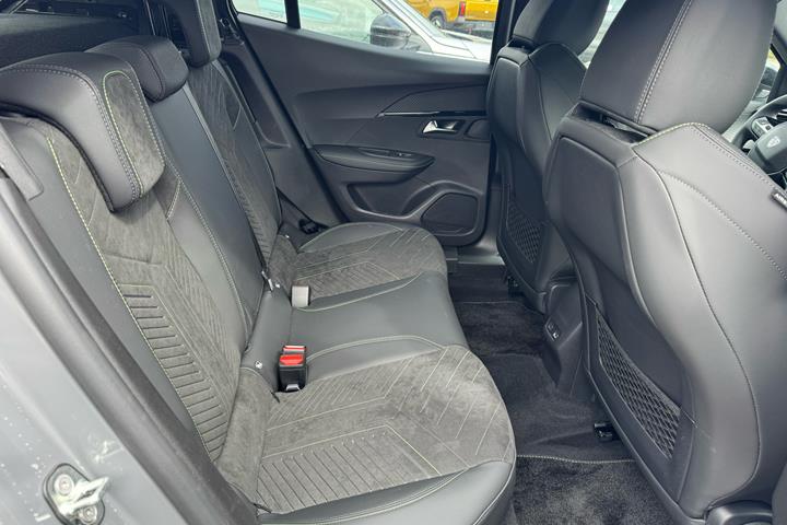 Grå Peugeot e-2008 fra 2026