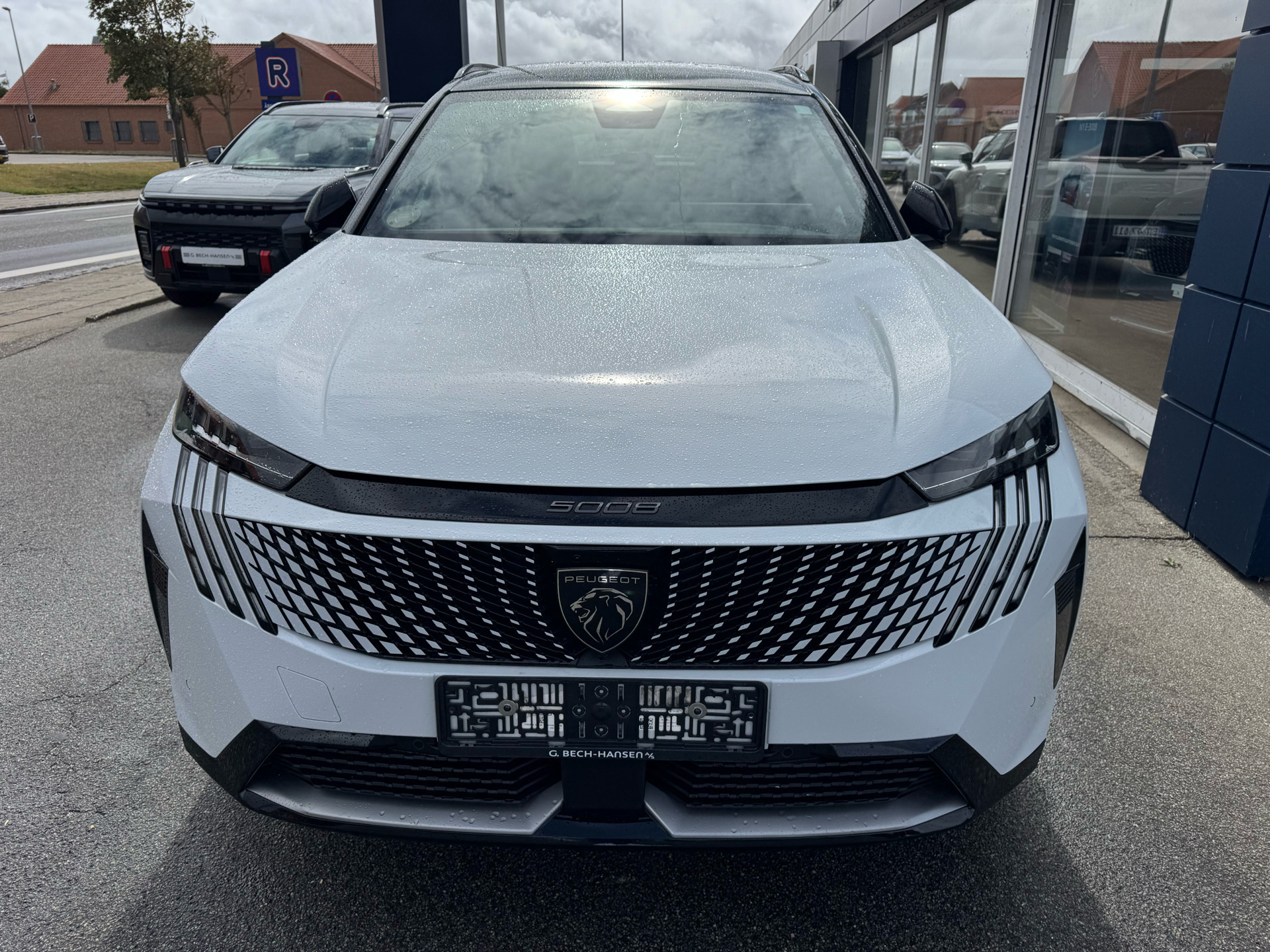 Hvid Peugeot e-5008 fra 2025