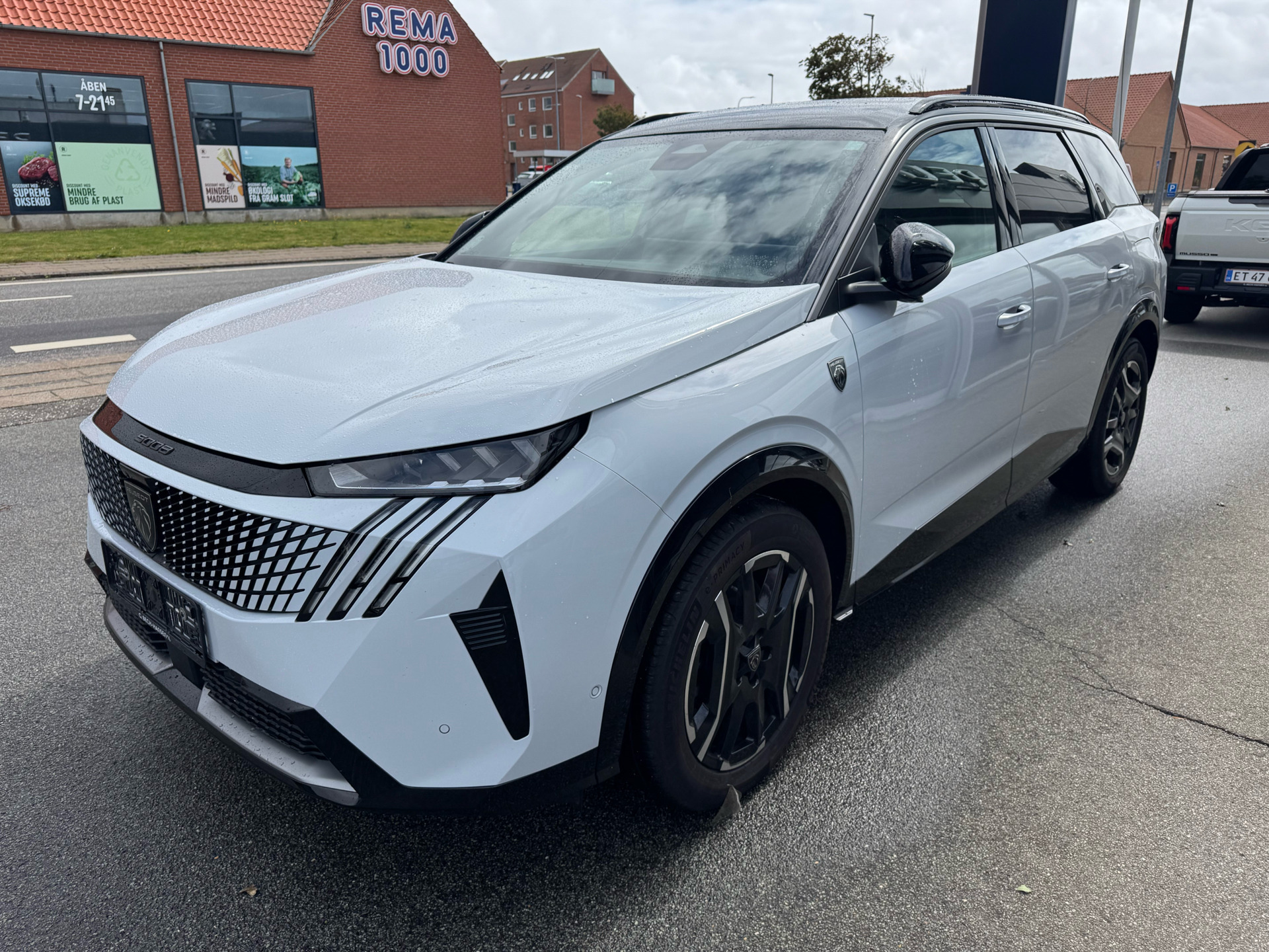 Hvid Peugeot e-5008 fra 2025