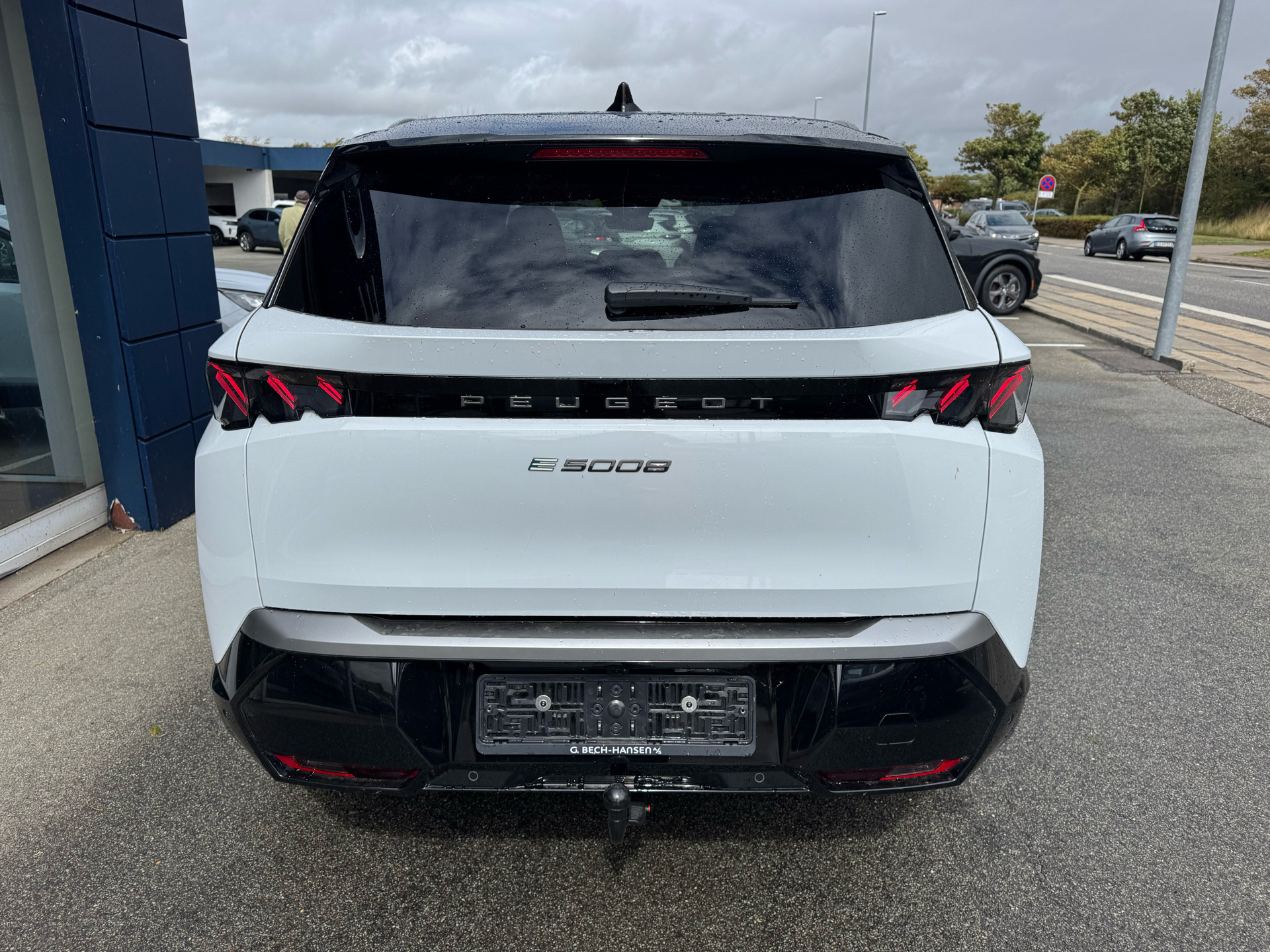 Hvid Peugeot e-5008 fra 2025