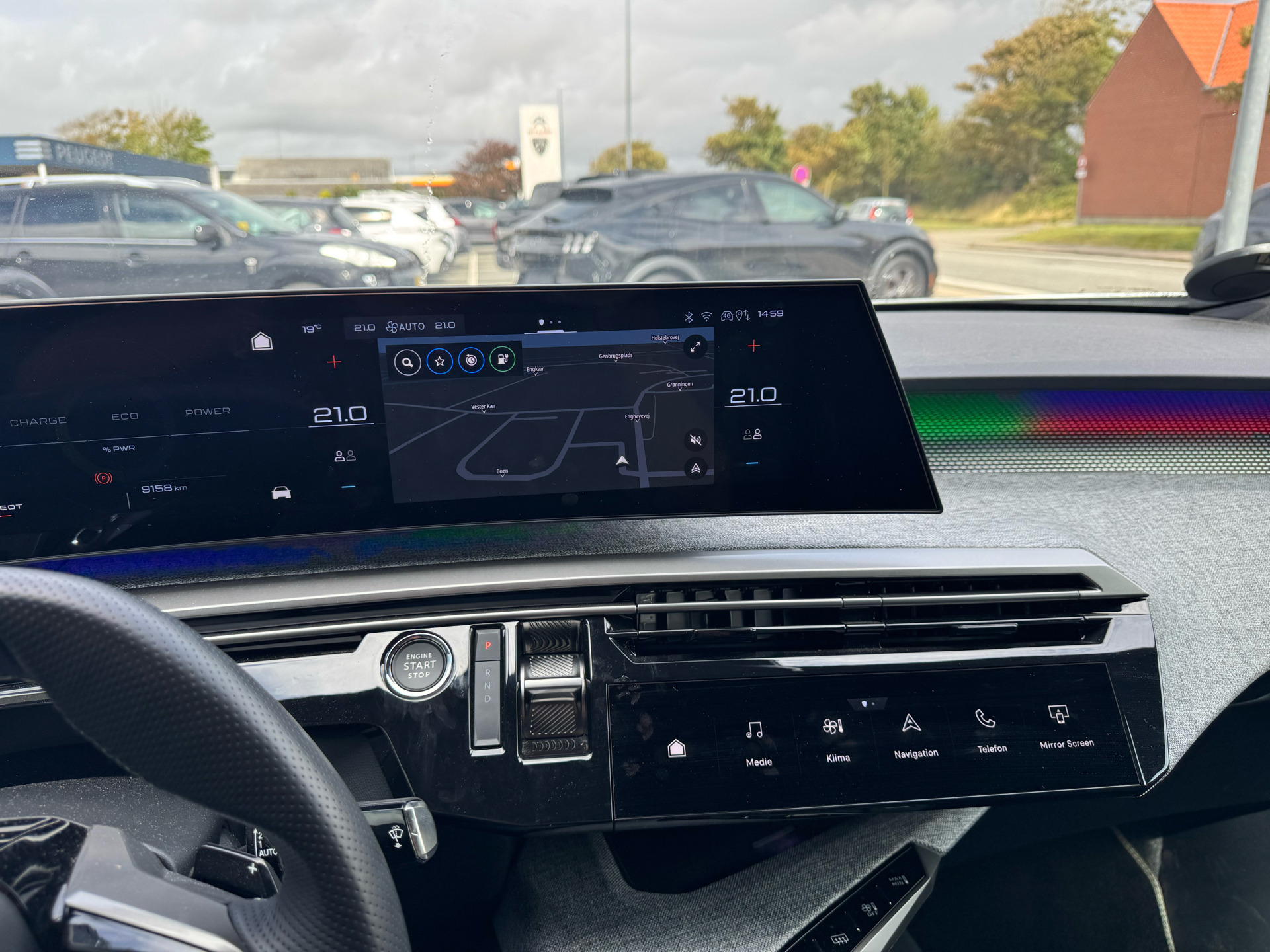 Hvid Peugeot e-5008 fra 2025