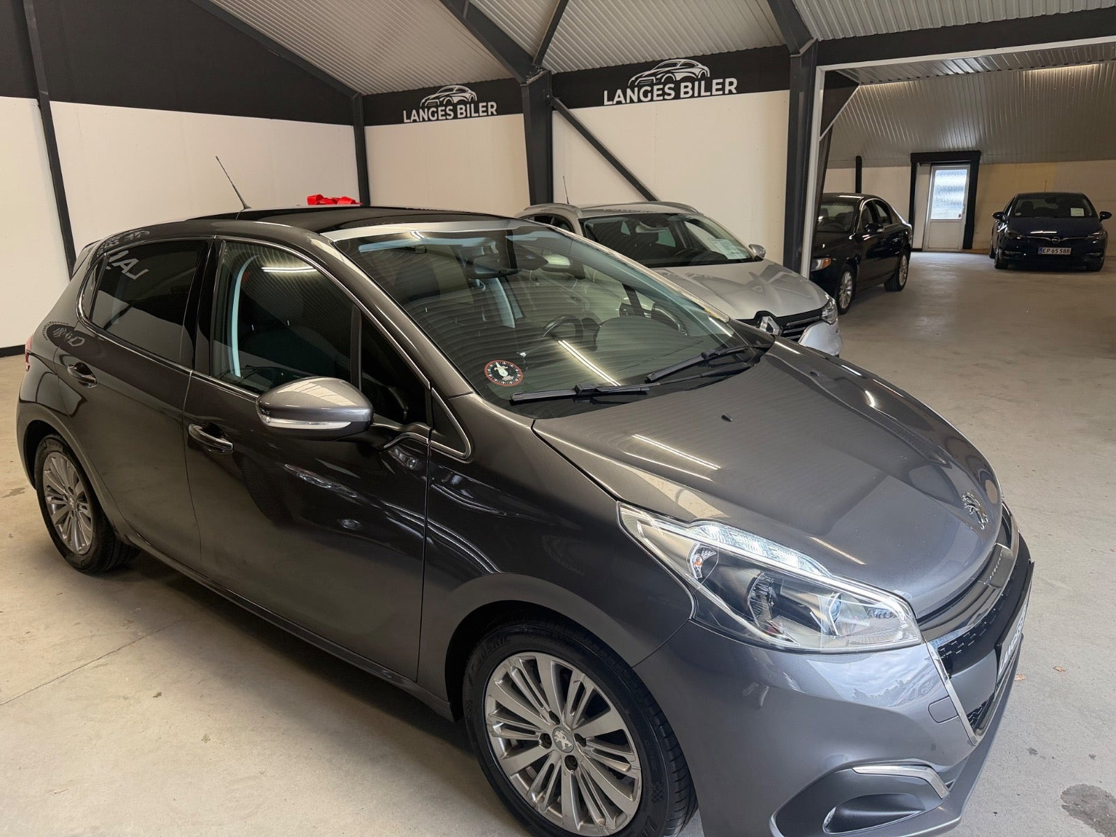 Grå Peugeot 208 fra 2019